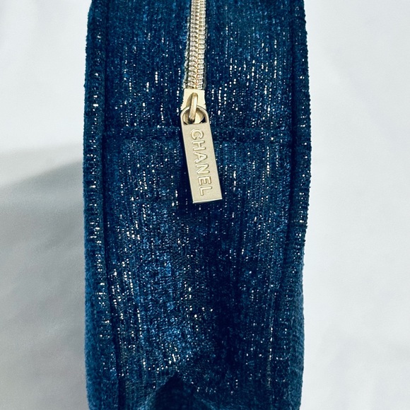 CHANEL Blue Tweed Cosmetic Bag with Gold Logo - Picture 3 of 7